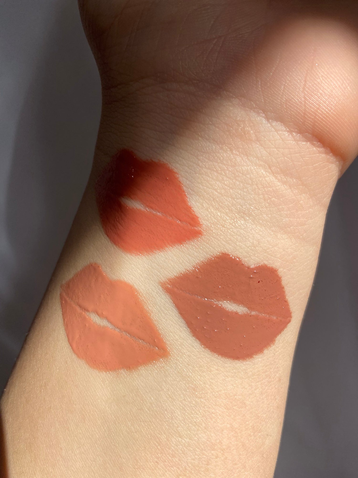 "Zaé vegan lip gloss hydrating formula"
"Zaé cruelty-free lip gloss tube applicator"
"Zaé lip gloss swatches on hand"
"Zaé lip gloss packaging sustainable beauty"