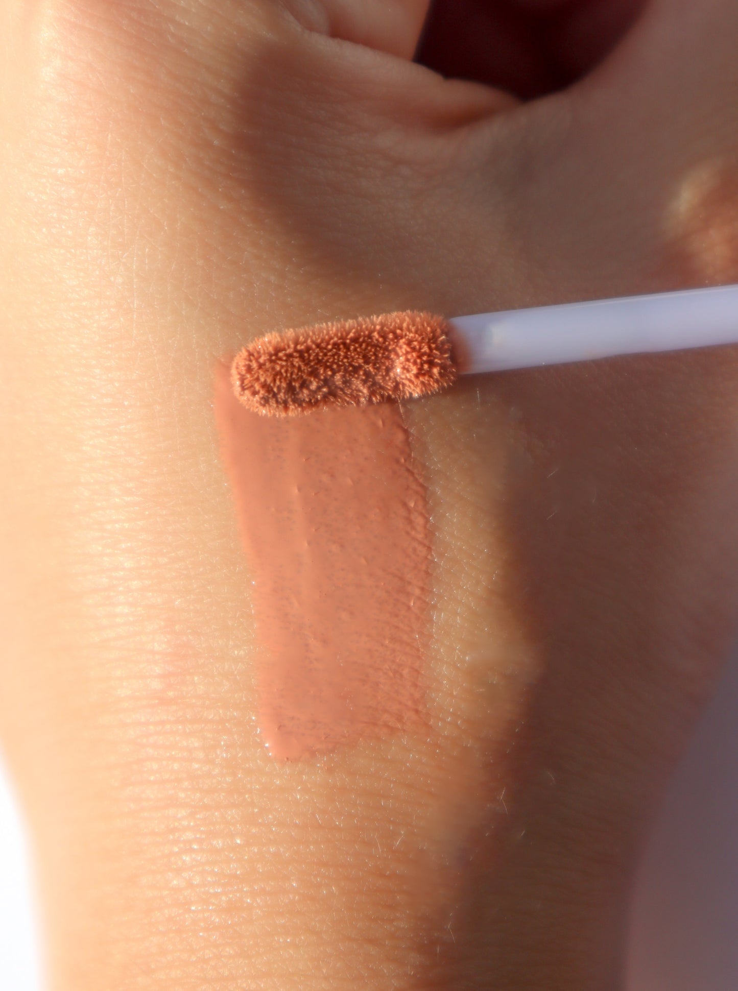 "Zaé vegan lip gloss hydrating formula"
"Zaé cruelty-free lip gloss tube applicator"
"Zaé lip gloss swatches on hand"
"Zaé lip gloss packaging sustainable beauty"