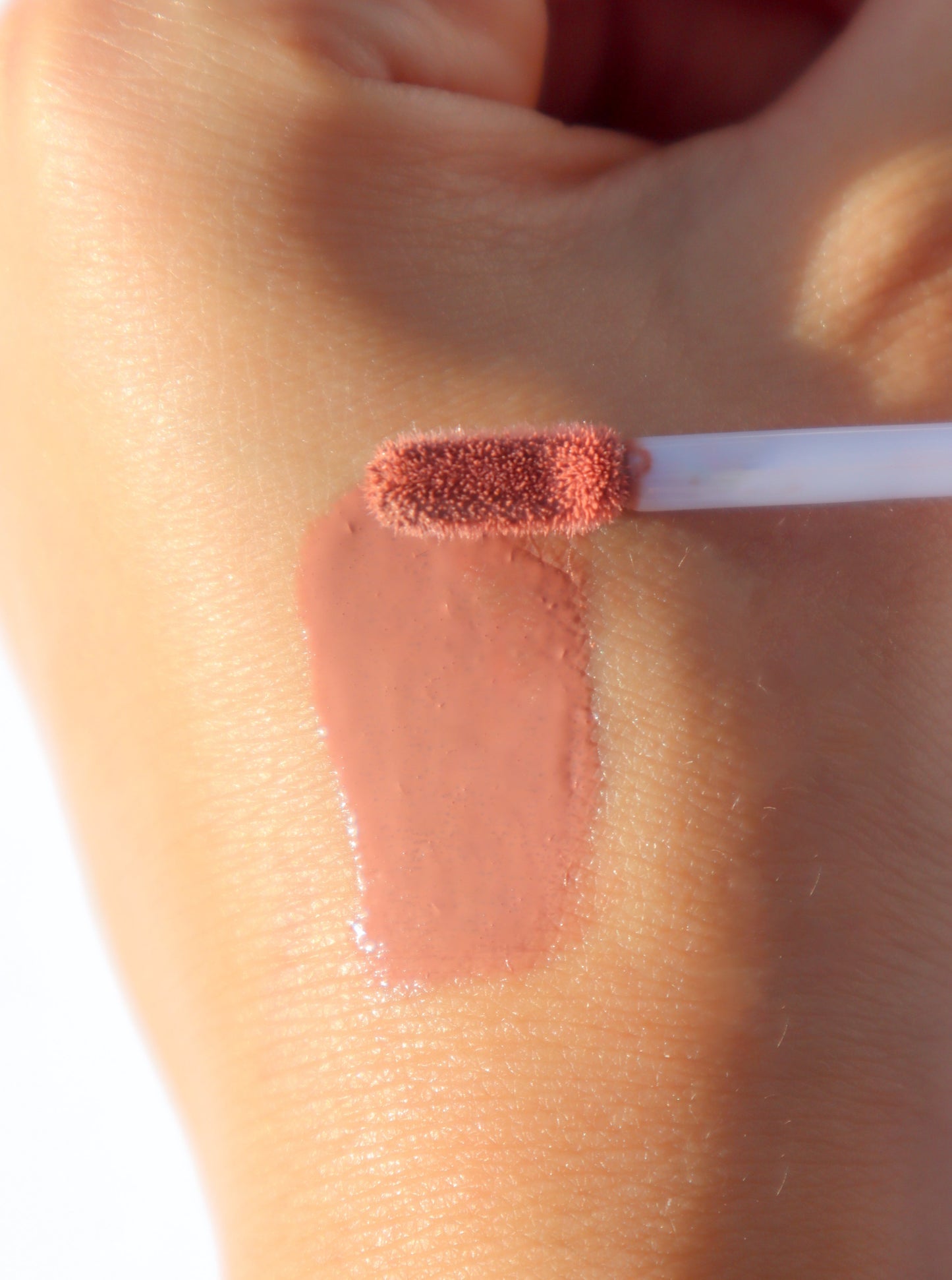 "Zaé vegan lip gloss hydrating formula"
"Zaé cruelty-free lip gloss tube applicator"
"Zaé lip gloss swatches on hand"
"Zaé lip gloss packaging sustainable beauty"