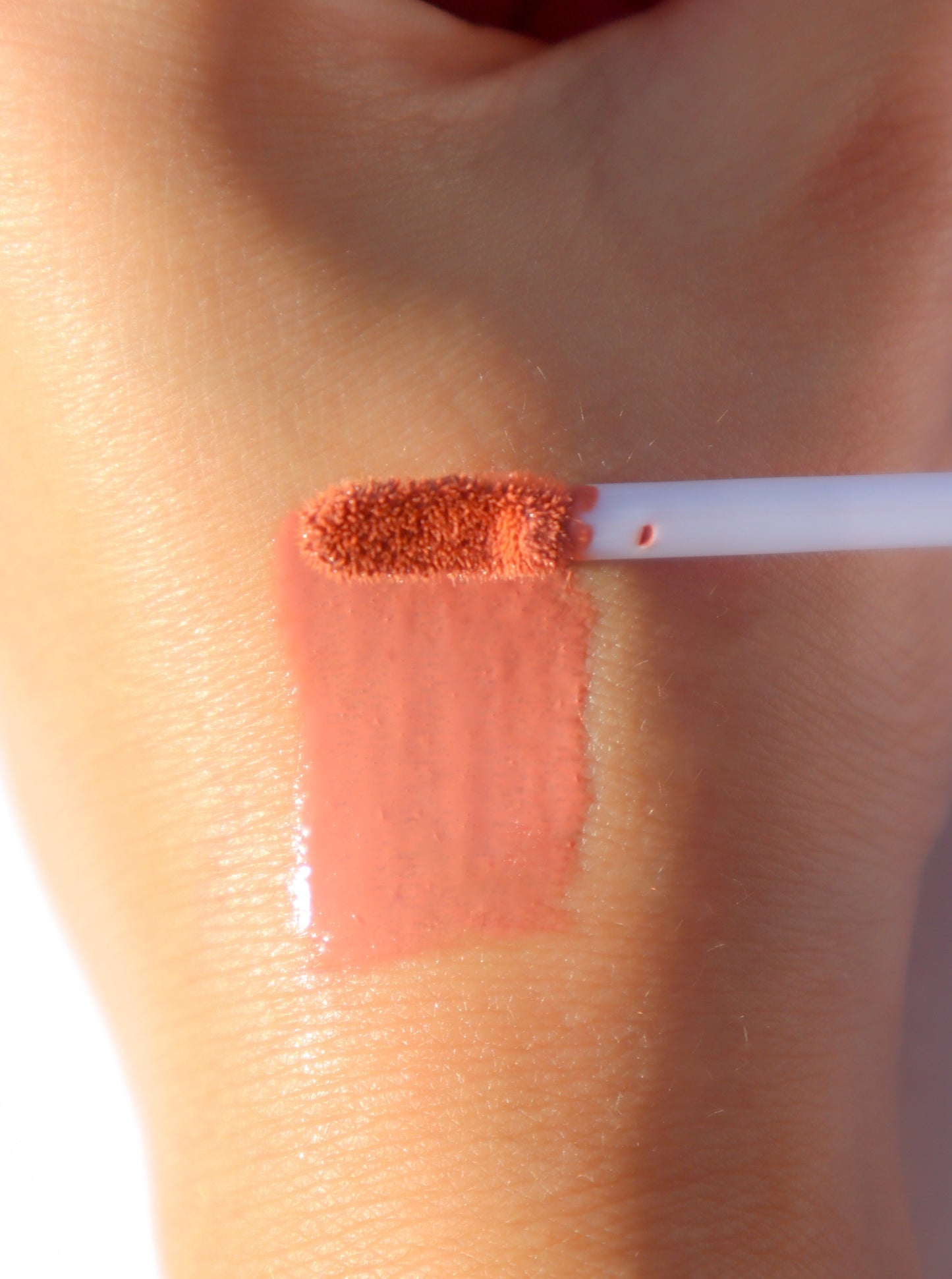 "Zaé vegan lip gloss hydrating formula"
"Zaé cruelty-free lip gloss tube applicator"
"Zaé lip gloss swatches on hand"
"Zaé lip gloss packaging sustainable beauty"