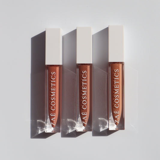 "Zaé vegan lip gloss hydrating formula"
"Zaé cruelty-free lip gloss tube applicator"
"Zaé lip gloss swatches on hand"
"Zaé lip gloss packaging sustainable beauty"