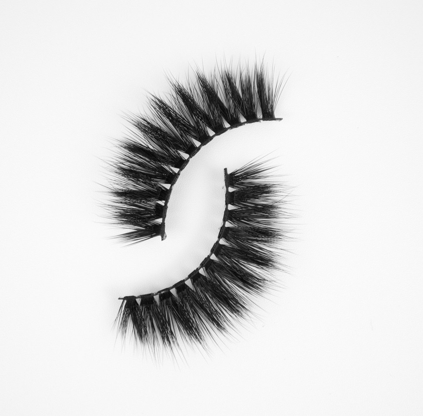 -Rosey vegan false lashes romantic natural look
-Rosey cruelty-free false eyelashes wispy style
-Rosey false lashes packaging Zaè Cosmetics