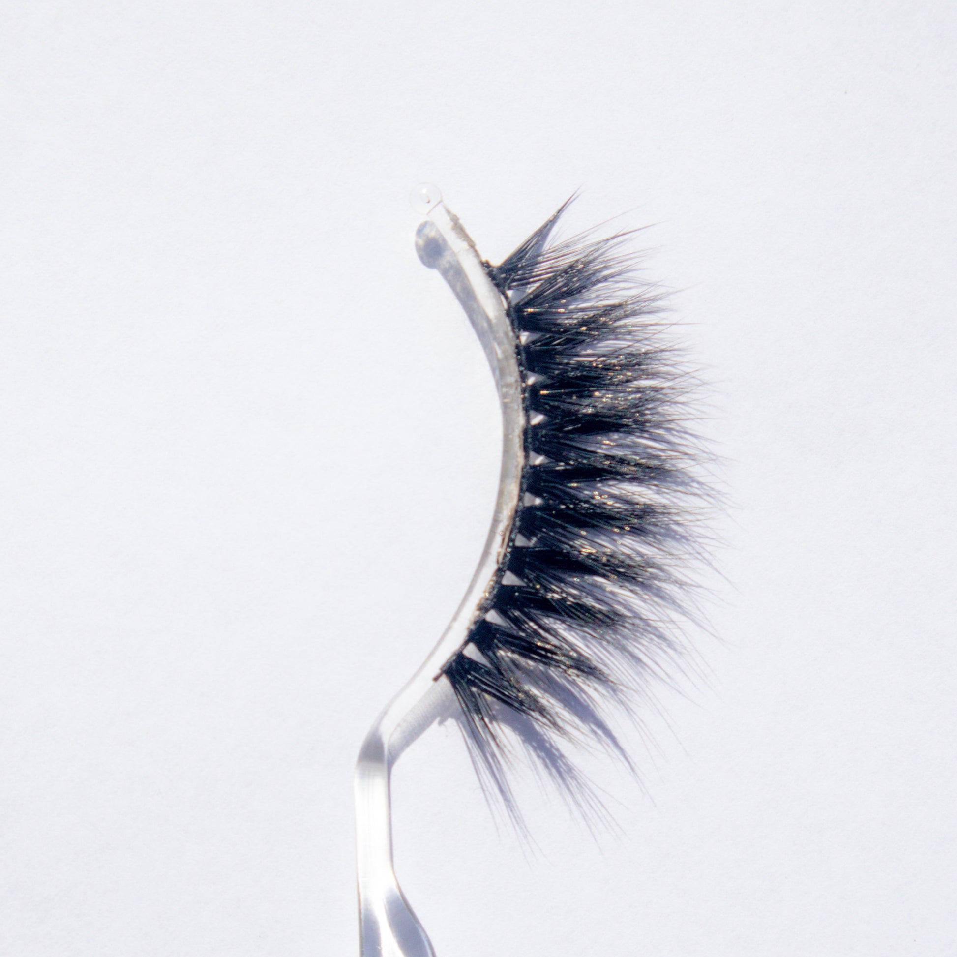 -Rosey vegan false lashes romantic natural look
-Rosey cruelty-free false eyelashes wispy style
-Rosey false lashes packaging Zaè Cosmetics