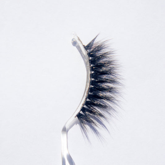 -Rosey vegan false lashes romantic natural look
-Rosey cruelty-free false eyelashes wispy style
-Rosey false lashes packaging Zaè Cosmetics