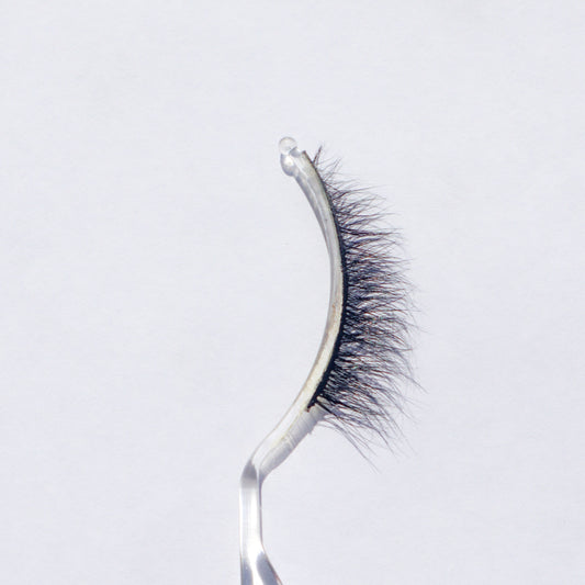 -Zaé vegan false lashes natural volume
-Zaé cruelty-free false eyelashes on model
-Zaé false lashes packaging sustainable beauty